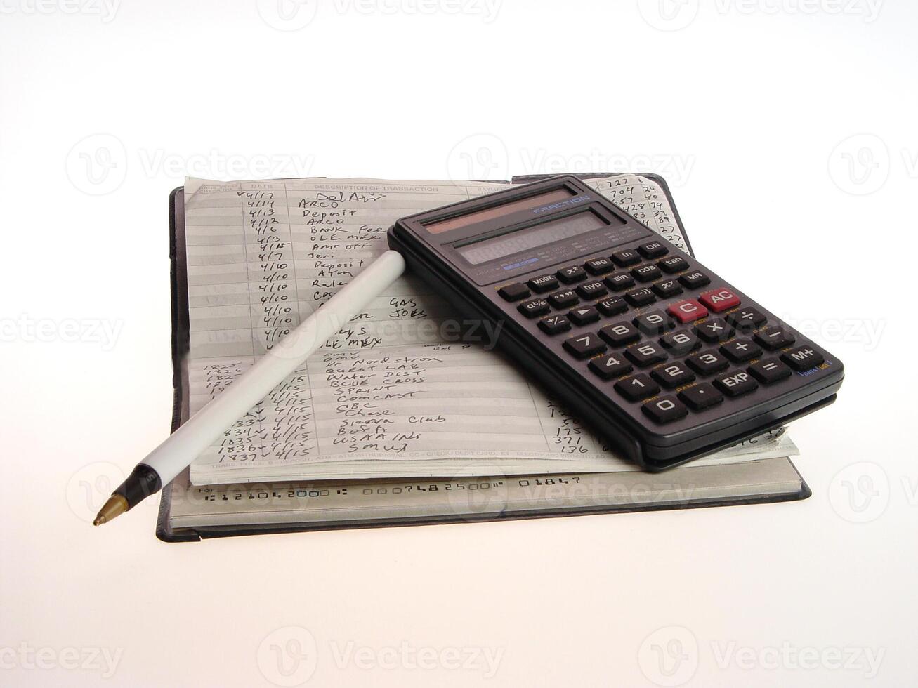 cheque libro calculadora y bolígrafo foto