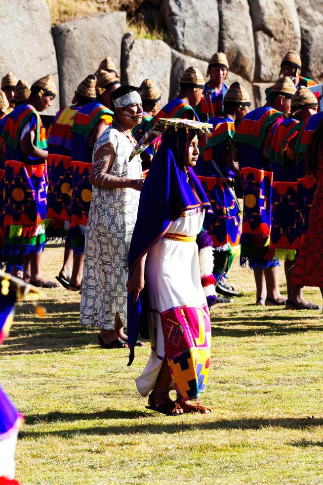 cusco, Perú, 2015 - mujer y hombres en tradicional disfraz Inti Raymi festival sur America foto