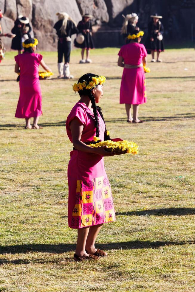 cusco, Perú, 2015 - joven mujer en tradicional disfraz Inti Raymi festival foto