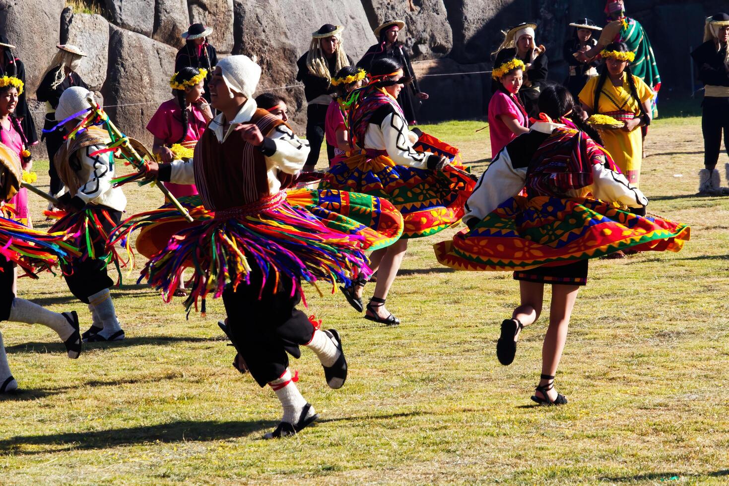 cusco, Perú, 2015 - hombres y mujer bailando en vistoso tradicional disfraz Inti Raymi foto