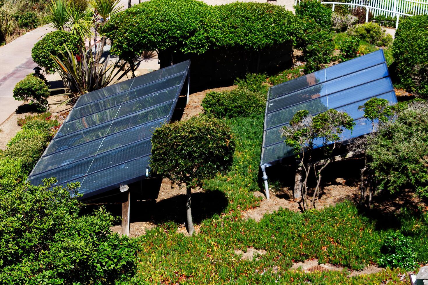 Papa Noel cruz, California, 2023 - dos bancos de solar paneles en recurso jardines California foto