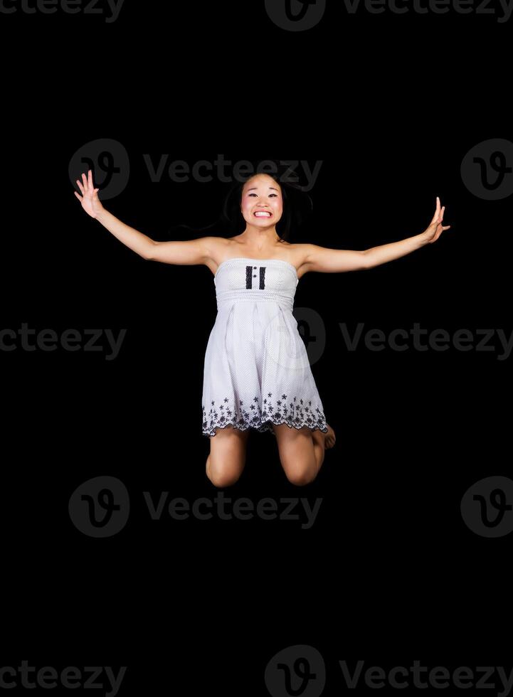 japonés americano mujer saltando en vestir negro antecedentes foto