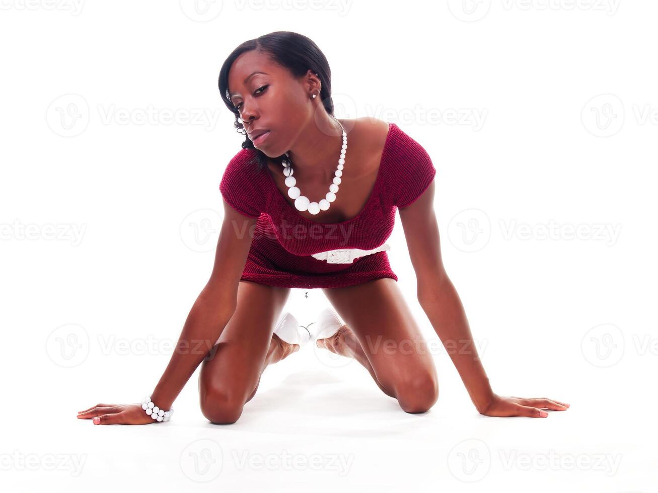 Delgado atractivo africano americano mujer en manos y rodillas foto