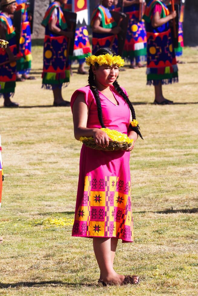 cusco, Perú, 2015 - mujer en tradicional disfraz para Inti Raymi festival foto