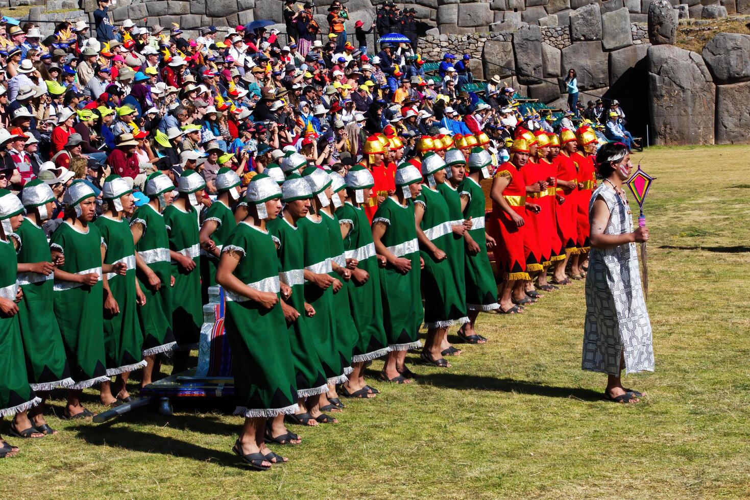 cusco, Perú, 2015 - hombres en tradicional disfraz para Inti Raymi festival foto