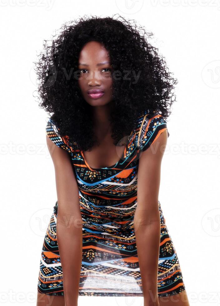 atractivo africano americano mujer ligero mediante vestir foto