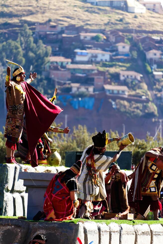 cusco, Perú, 2015 - Inti Raymi festival hombres en etapa en tradicional disfraz sur America foto
