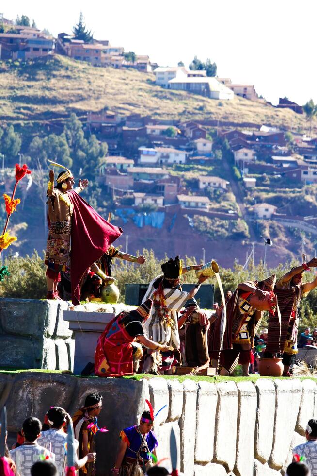 cusco, Perú, 2015 - Inti Raymi festival hombres en tradicional disfraz torrencial ofrecimiento sur America foto
