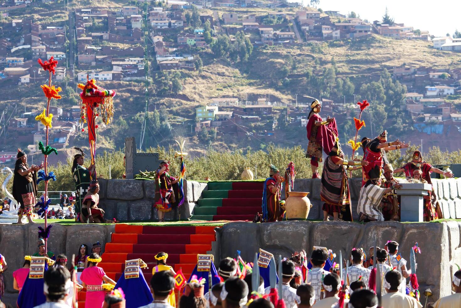 cusco, Perú, 2015 - Inti Raymi festival sur America hombres y mujer en tradicional disfraz foto