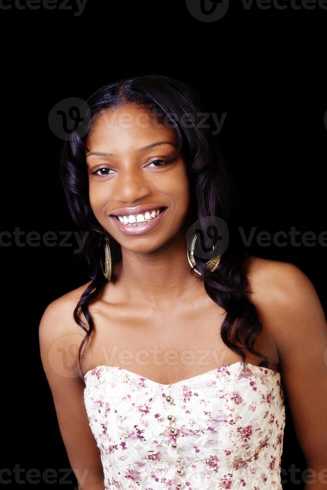 sonriente africano americano mujer en pie en vestir foto