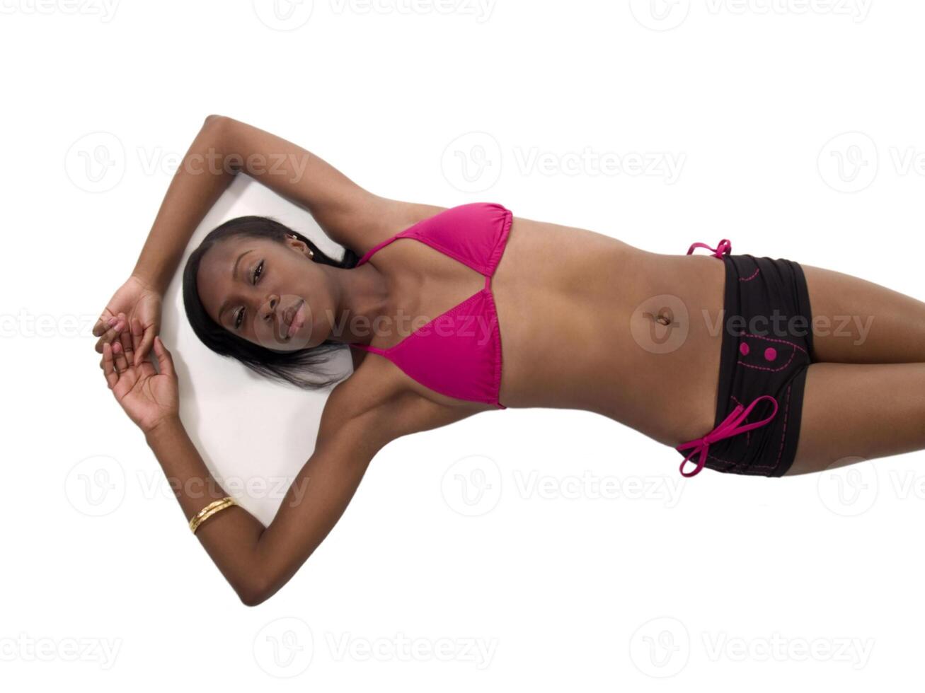 joven negro mujer en espalda en nadar traje foto