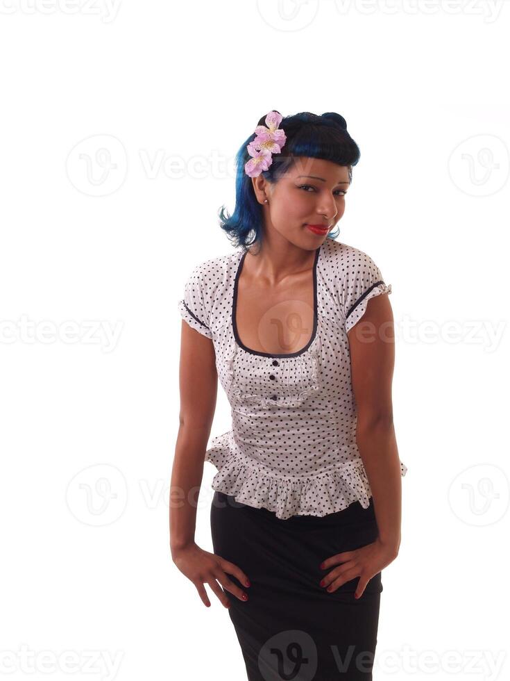 joven Hispano mujer en falda y blanco parte superior foto