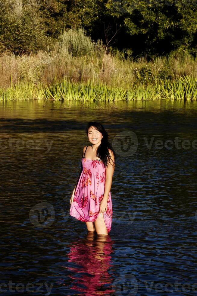 japonés americano mujer en pie en río vistiendo vestir foto