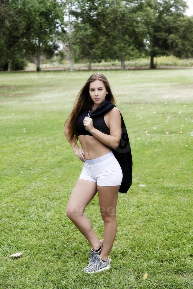 adolescente caucásico mujer al aire libre blanco pantalones cortos negro parte superior foto