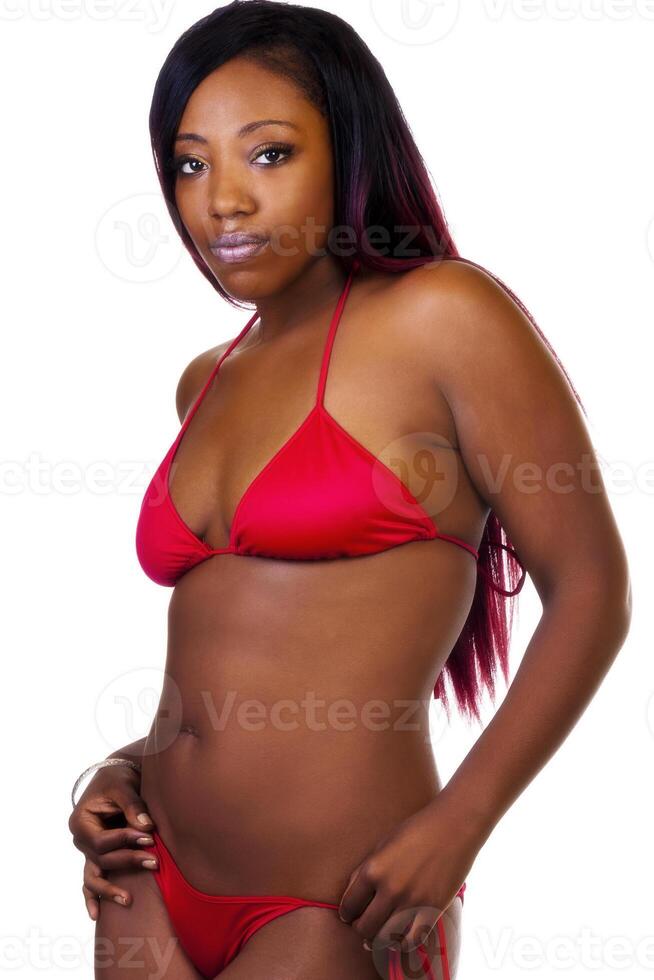 joven africano americano mujer en pie rojo bikini foto