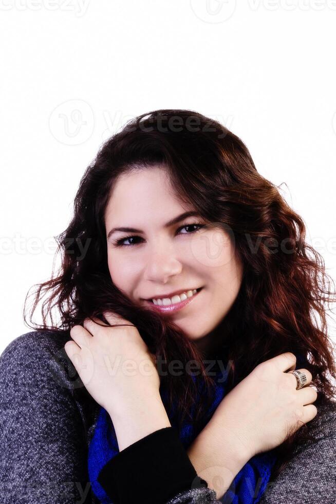 sonriente caucásico mujer con brazos cruzado terminado cofre foto
