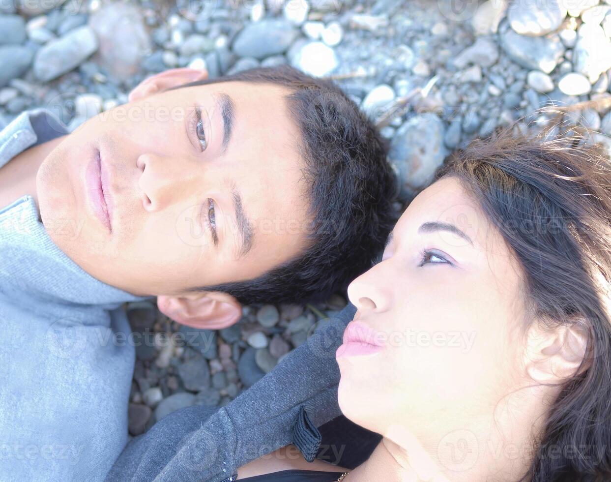 hombre y mujer retrato al aire libre en rocoso playa foto