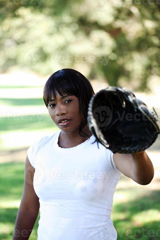 joven africano americano mujer con béisbol guante foto