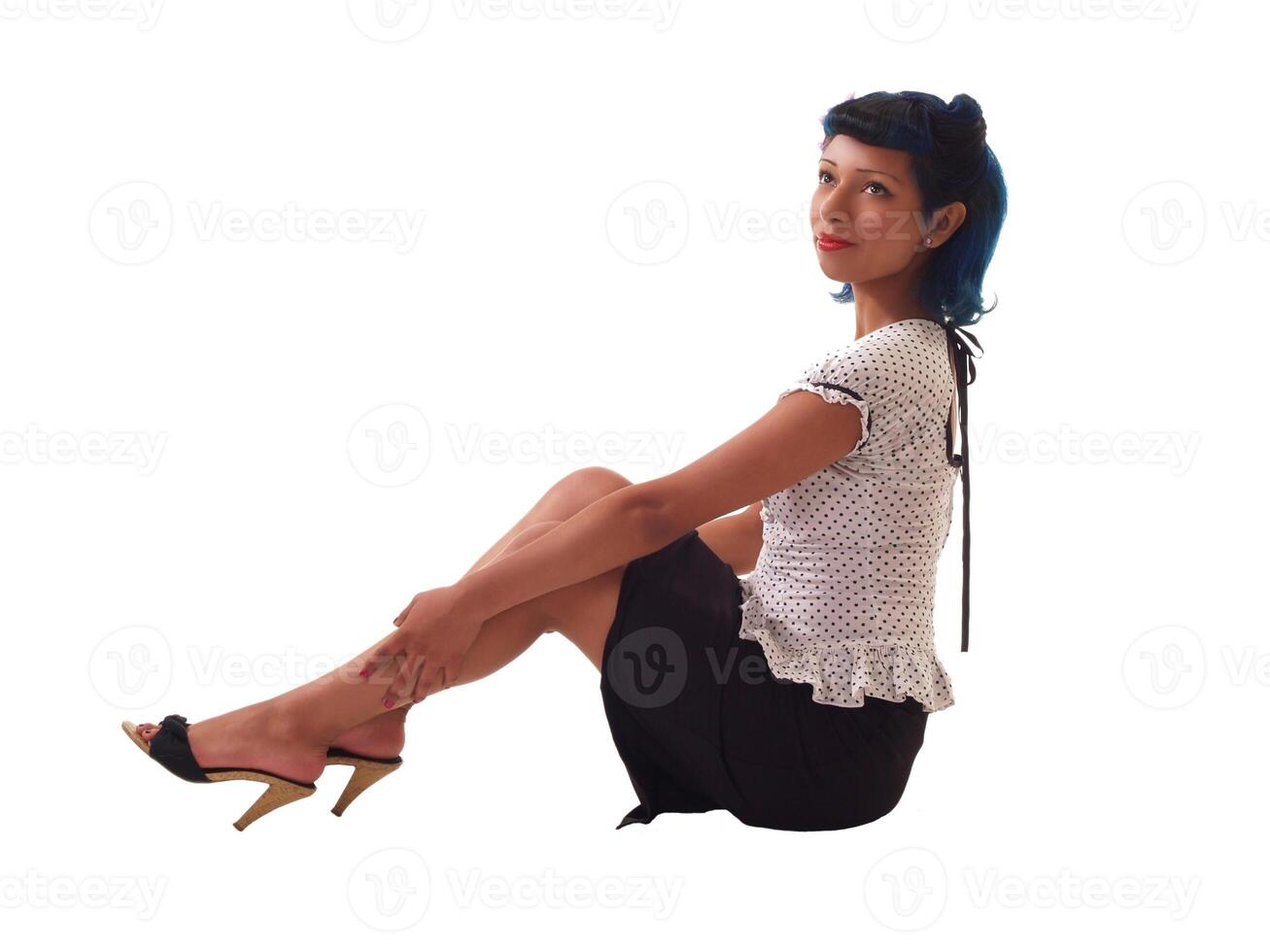 mujer joven sentada en el piso foto