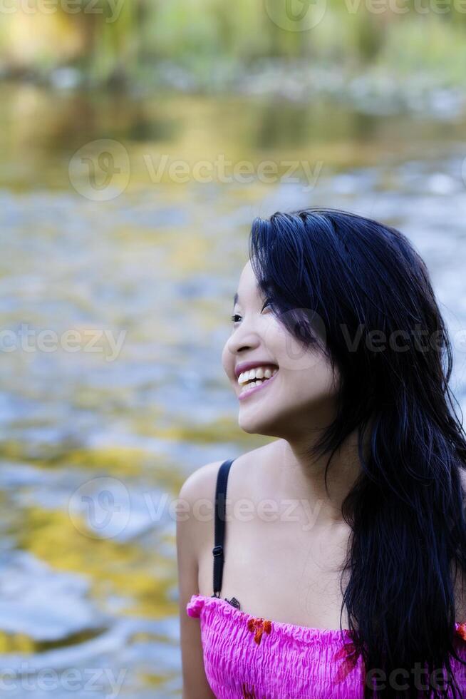 sonriente al aire libre retrato de asiático americano mujer foto