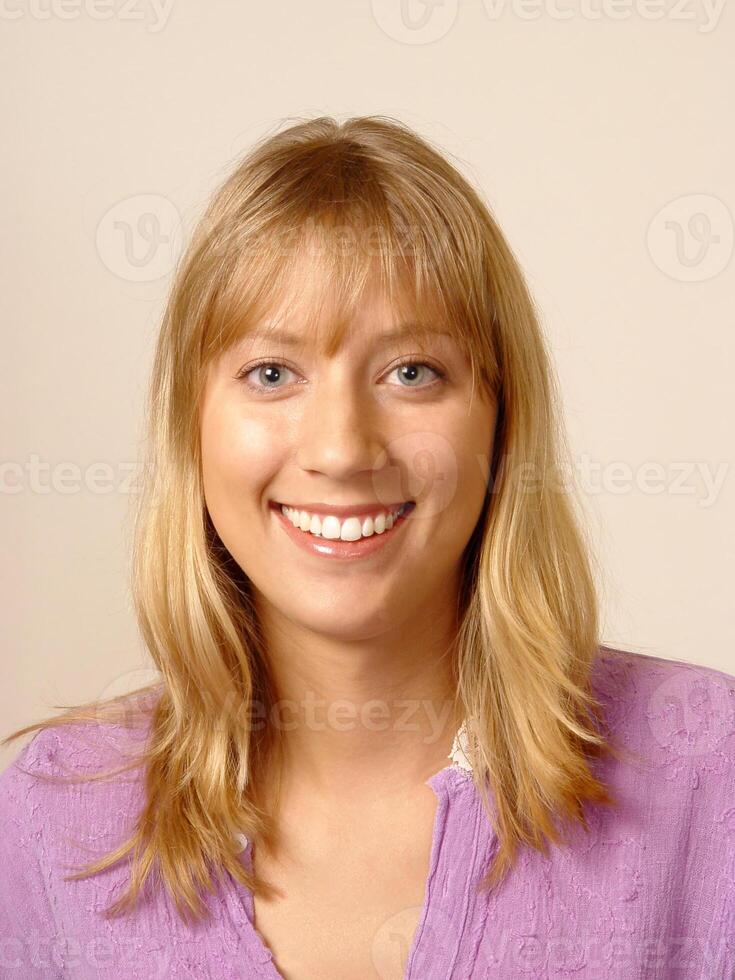 caucásico mujer sonriente retrato púrpura camisa foto