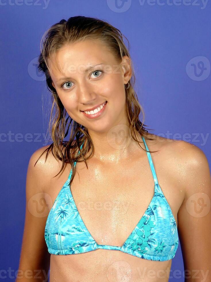 caucásico mujer en azul traje de baño retrato sonriente foto