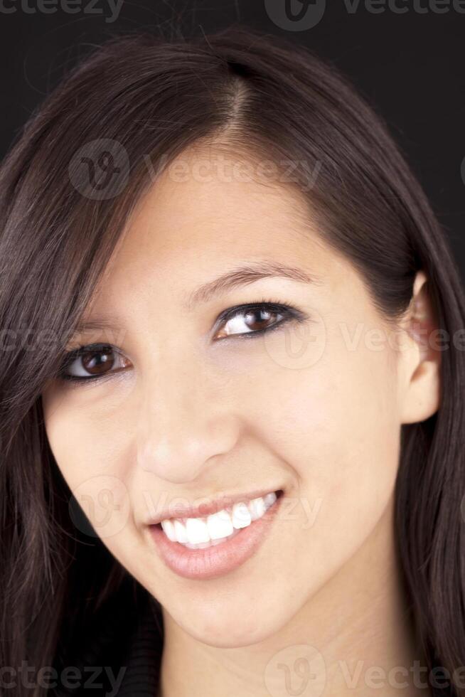 apretado retrato sonriente joven caucásico mujer morena foto