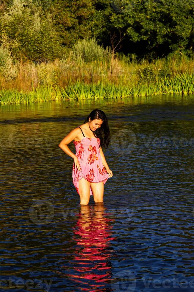 japonés americano mujer en pie en río vestir foto