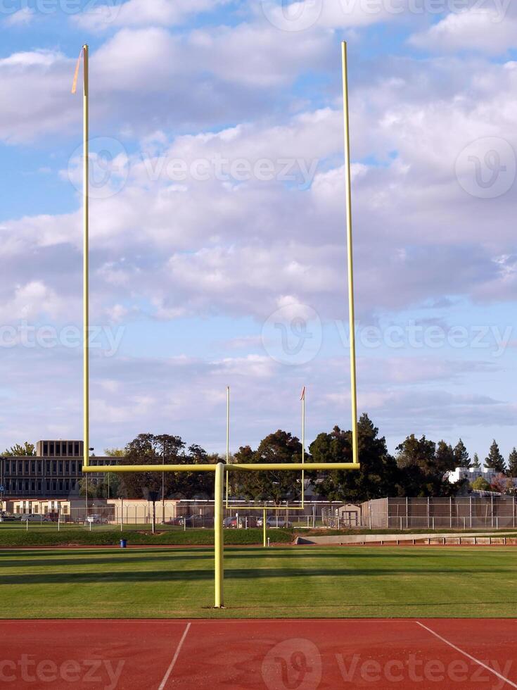 objetivo publicaciones vacío fútbol americano campo nubes y azul cielo foto