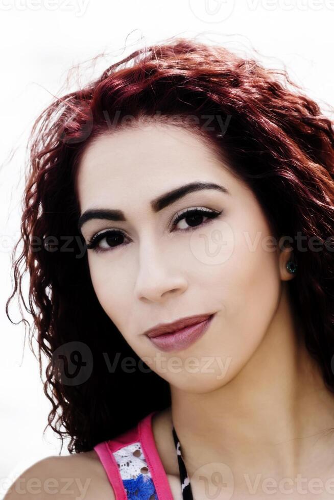 atractivo joven latina mujer al aire libre retrato sutil sonrisa foto
