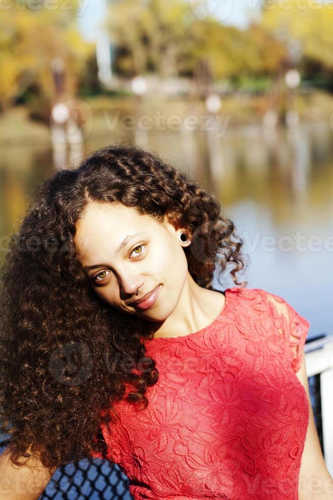 joven africano americano mujer rojo vestir al aire libre foto