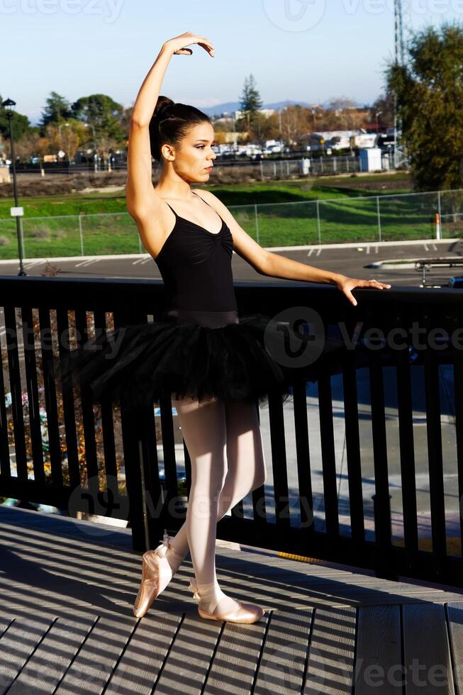 joven Delgado africano americano mujer en danza atuendo al aire libre foto