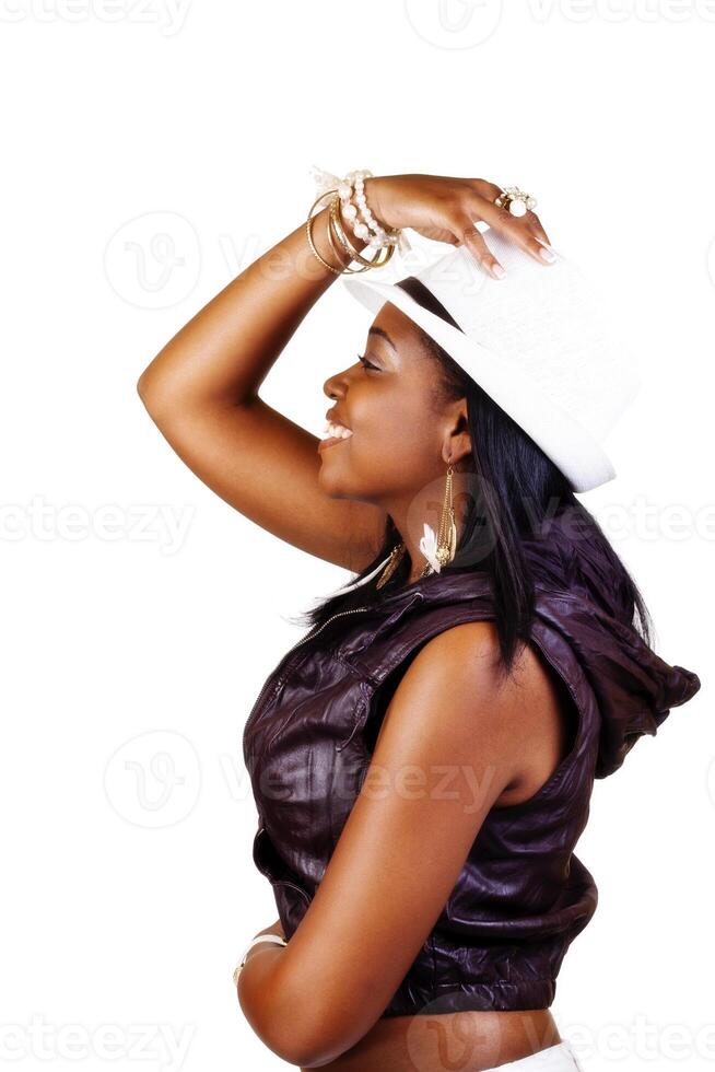 sonriente atractivo africano americano mujer chaleco sombrero foto