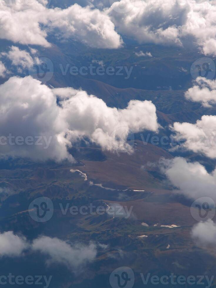 aéreo imagen de colinas debajo blanco cúmulo nubes foto