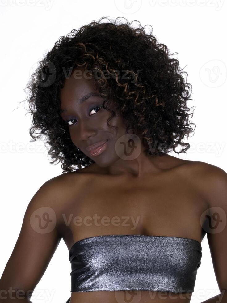 joven negro mujer con plata paño terminado pechos foto