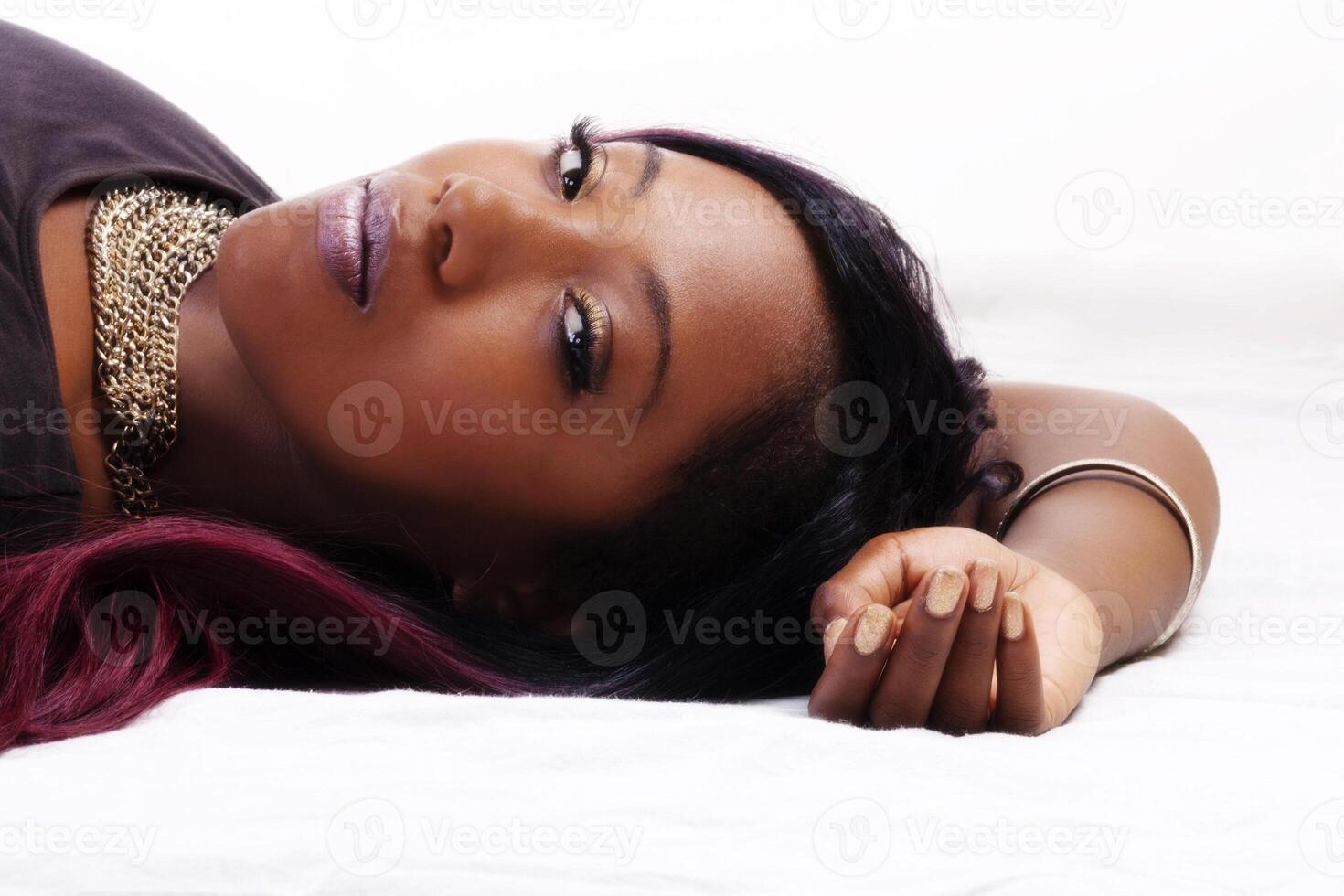 reclinable retrato atractivo africano americano mujer foto