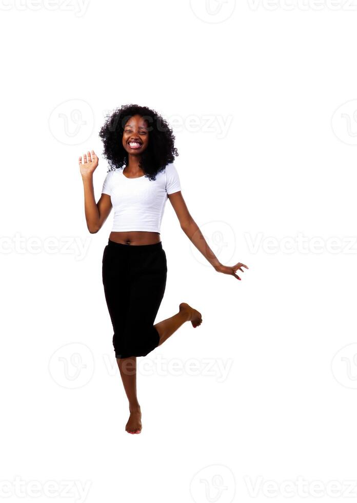 esbelto africano americano adolescente con grande sonrisa blanco antecedentes foto