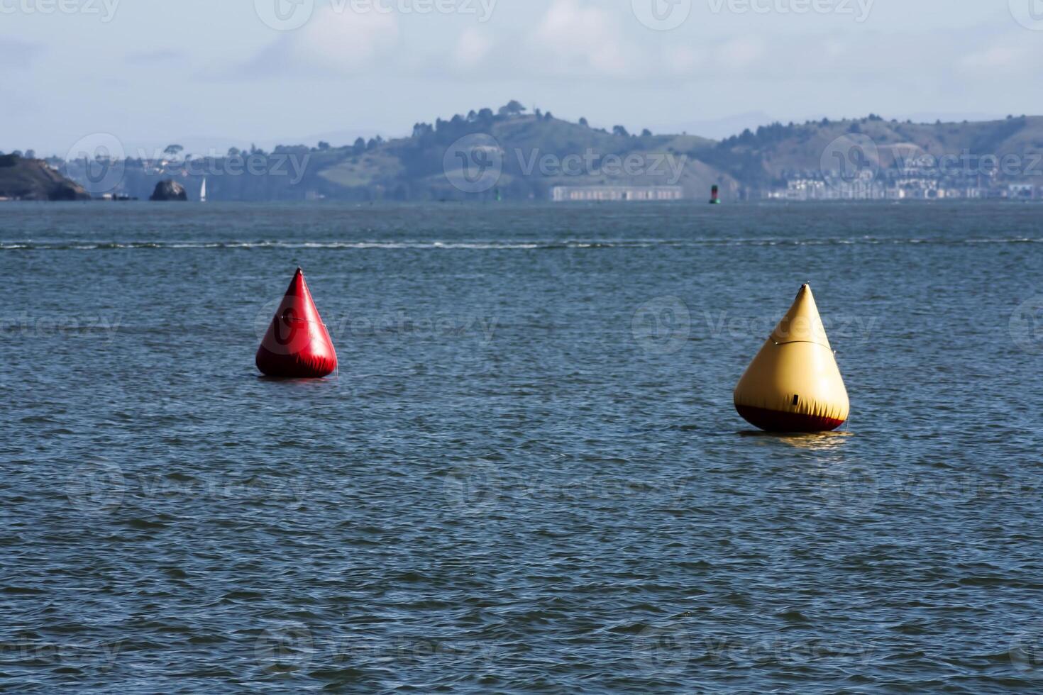 rojo y amarillo temporal carreras boyas en bahía foto