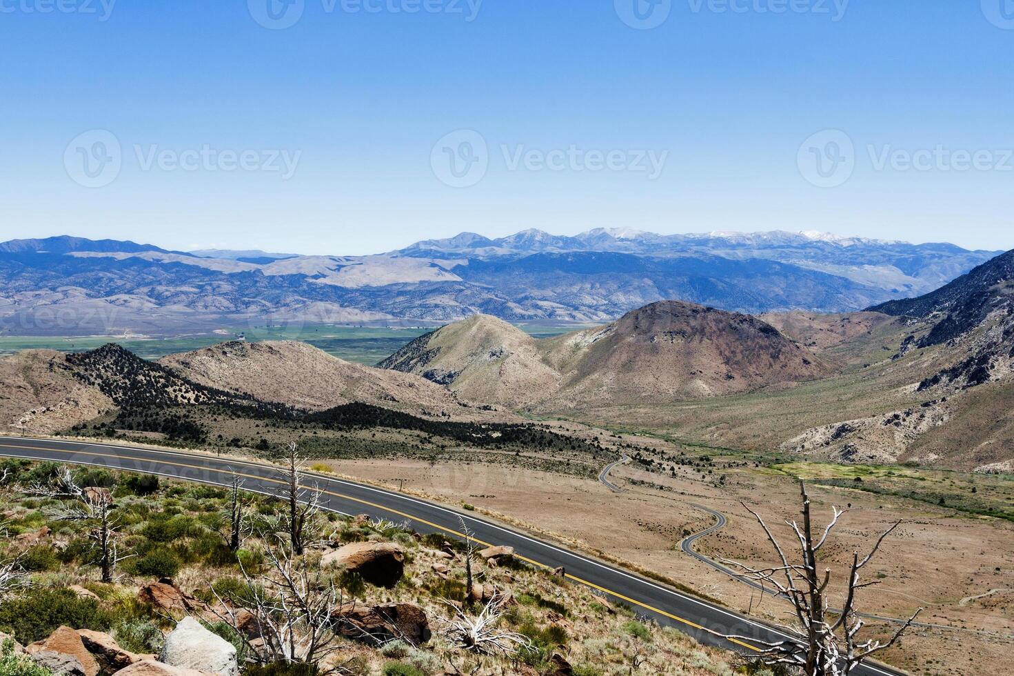 dos carril la carretera oriental sierra Nevada montañas foto