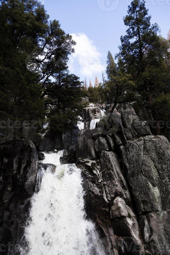 cascada con azul cielo blanco nubes verde arboles foto