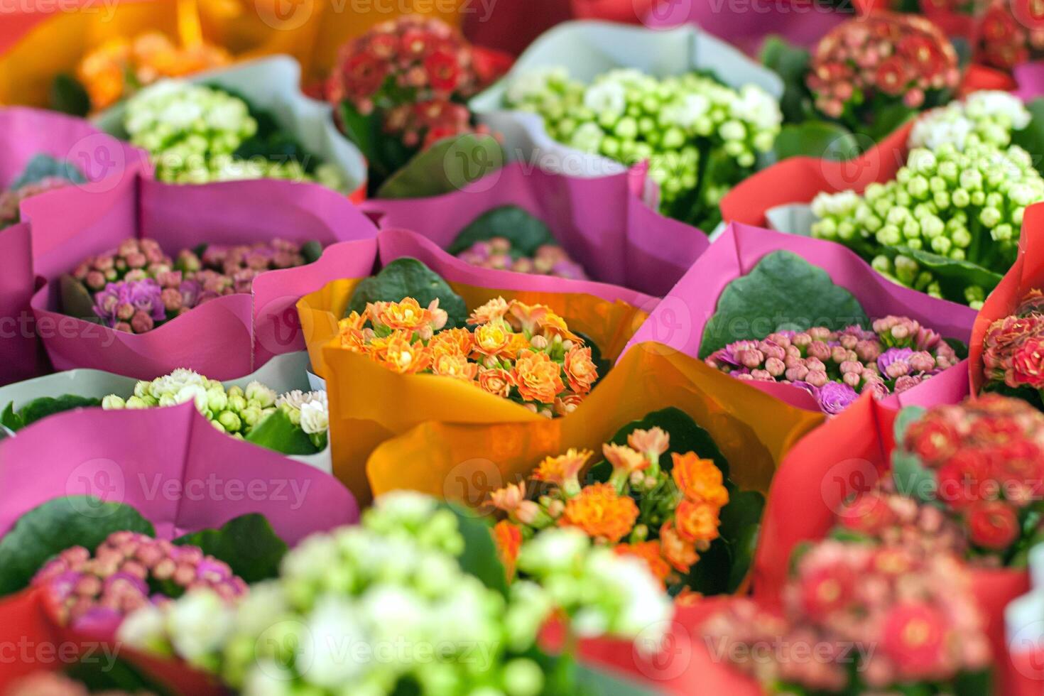 muchos ramos de flores en flor mercado antes de vacaciones foto