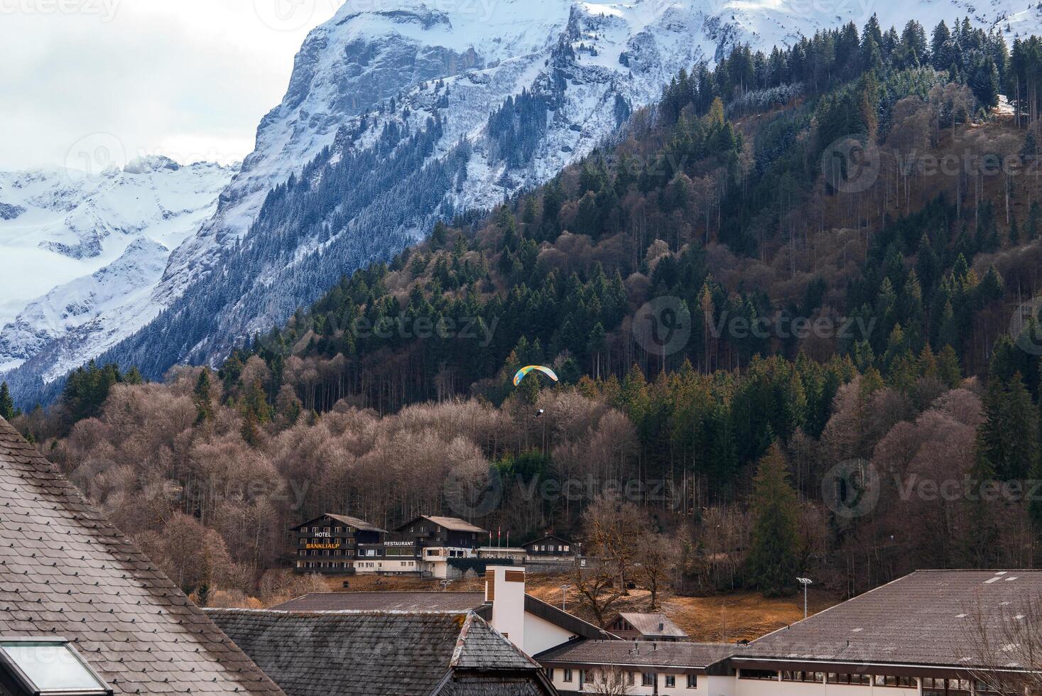 Engelberg del resort escénico paisaje y parapente, suizo Alpes vista. foto