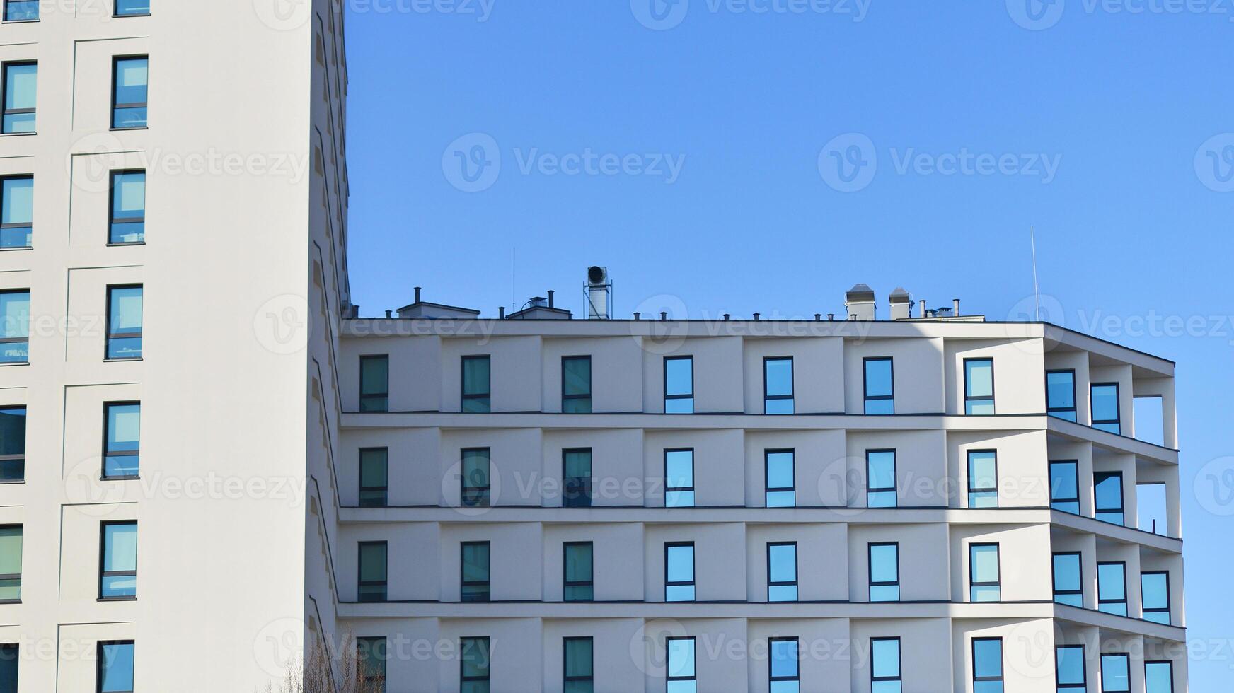 ver de un blanco moderno Departamento edificio. Perfecto simetría con azul cielo. geométrico arquitectura detalle moderno hormigón estructura edificio. resumen hormigón arquitectura. foto