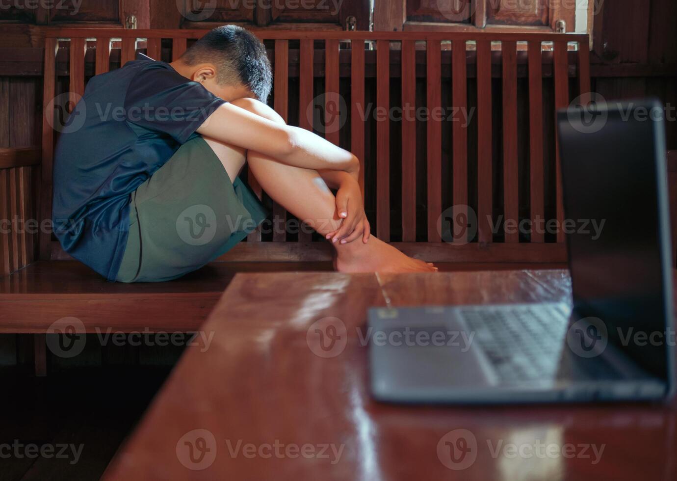 asiático niño chico decepcionado, sentado en el oscuro, pensando acerca de conflictos, familia relaciones triste rostro, infeliz niño sentado con cabeza abajo, emoción triste y triste rostro, depresión niños concepto foto