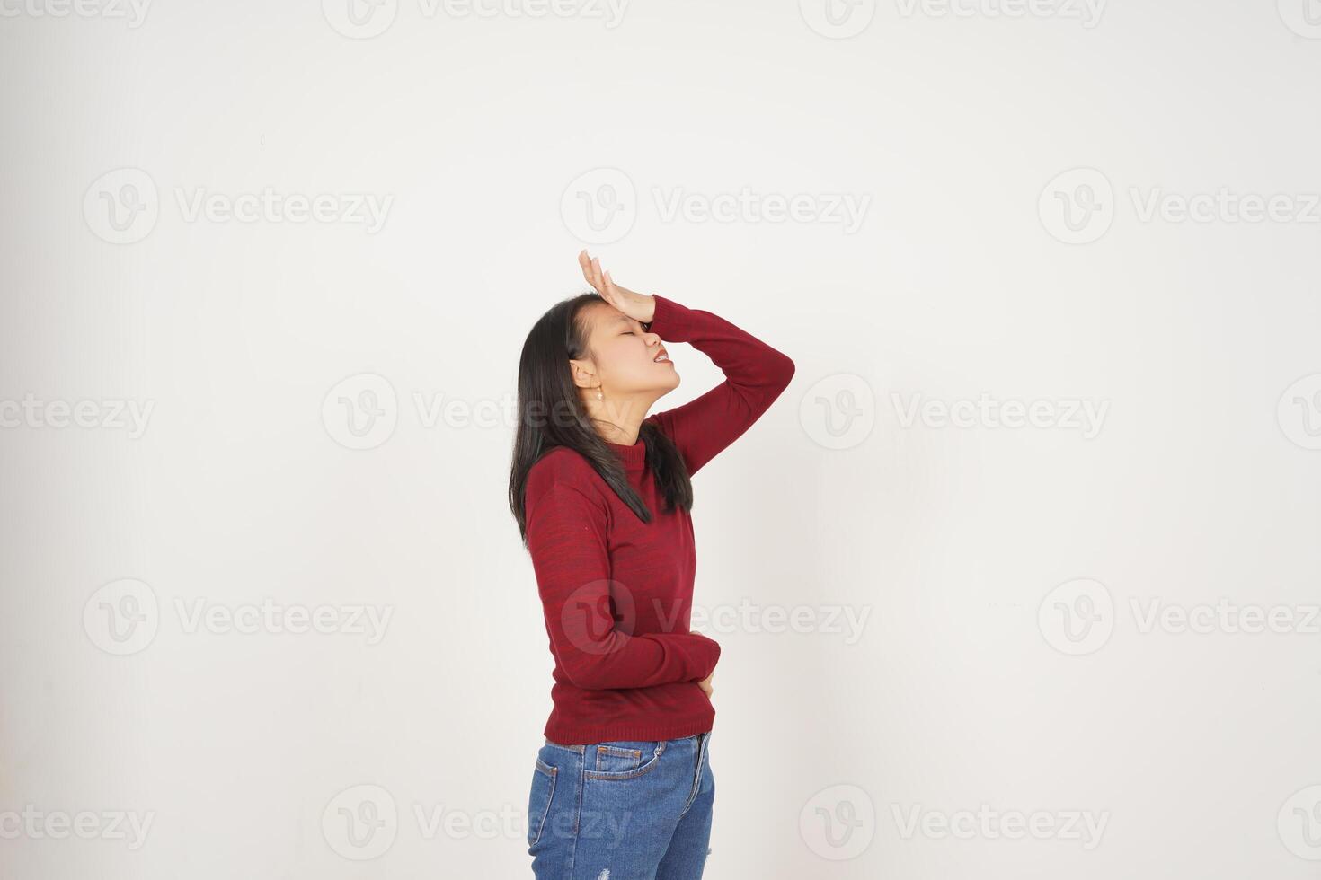 joven asiático mujer en rojo camiseta mano en cabeza, olvidar alguna cosa gesto aislado en blanco antecedentes foto