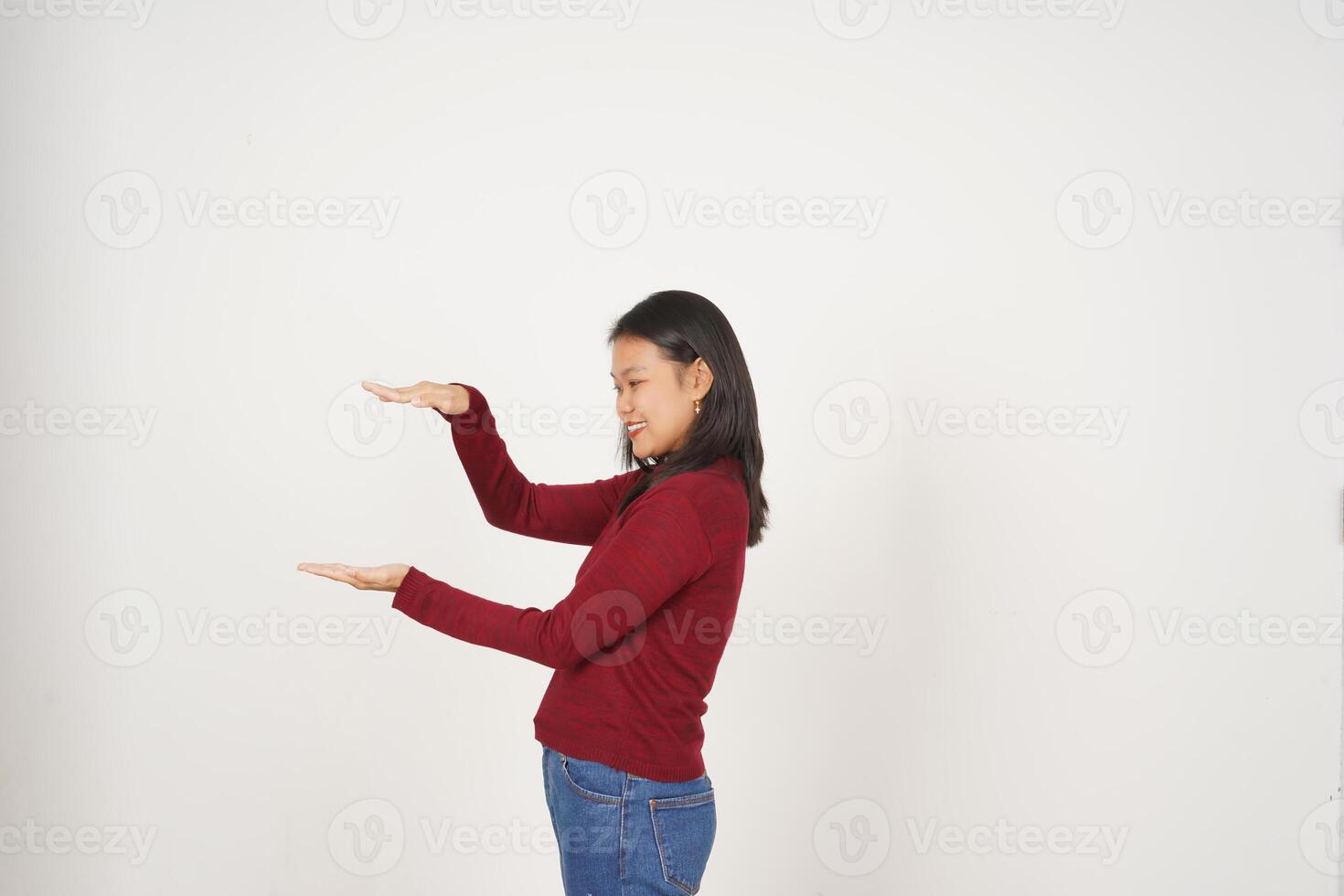 joven asiático mujer en rojo camiseta medición y participación grande producto aislado en blanco antecedentes foto
