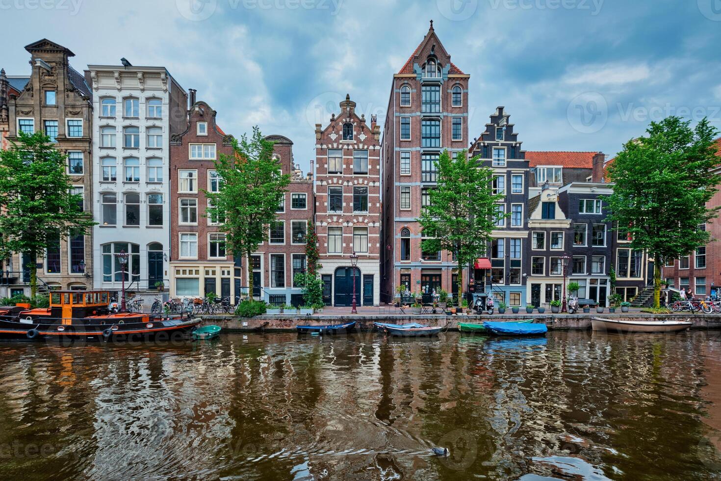 solo canal en Amsterdam con casas Ámsterdam, Países Bajos foto