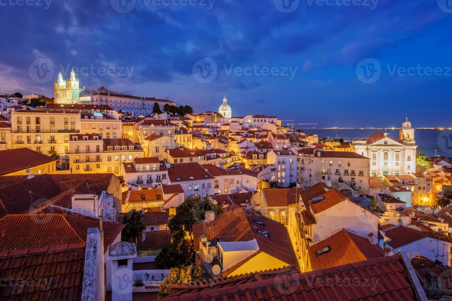 ver de Lisboa desde miradouro Delaware Papa Noel luzia punto de vista a noche. Lisboa, Portugal foto