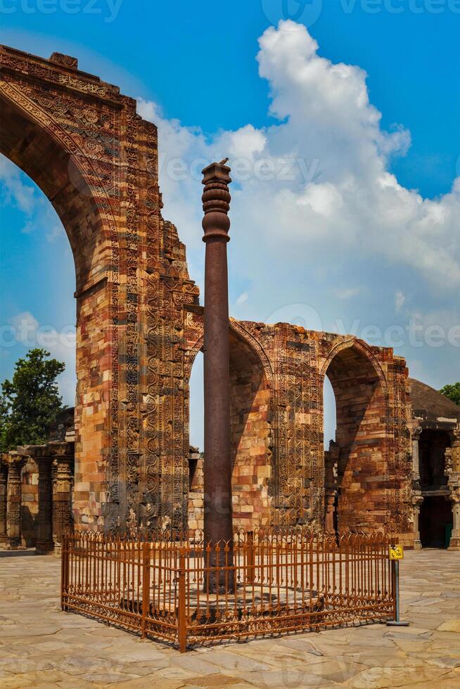 Iron pillar in Qutub complex photo