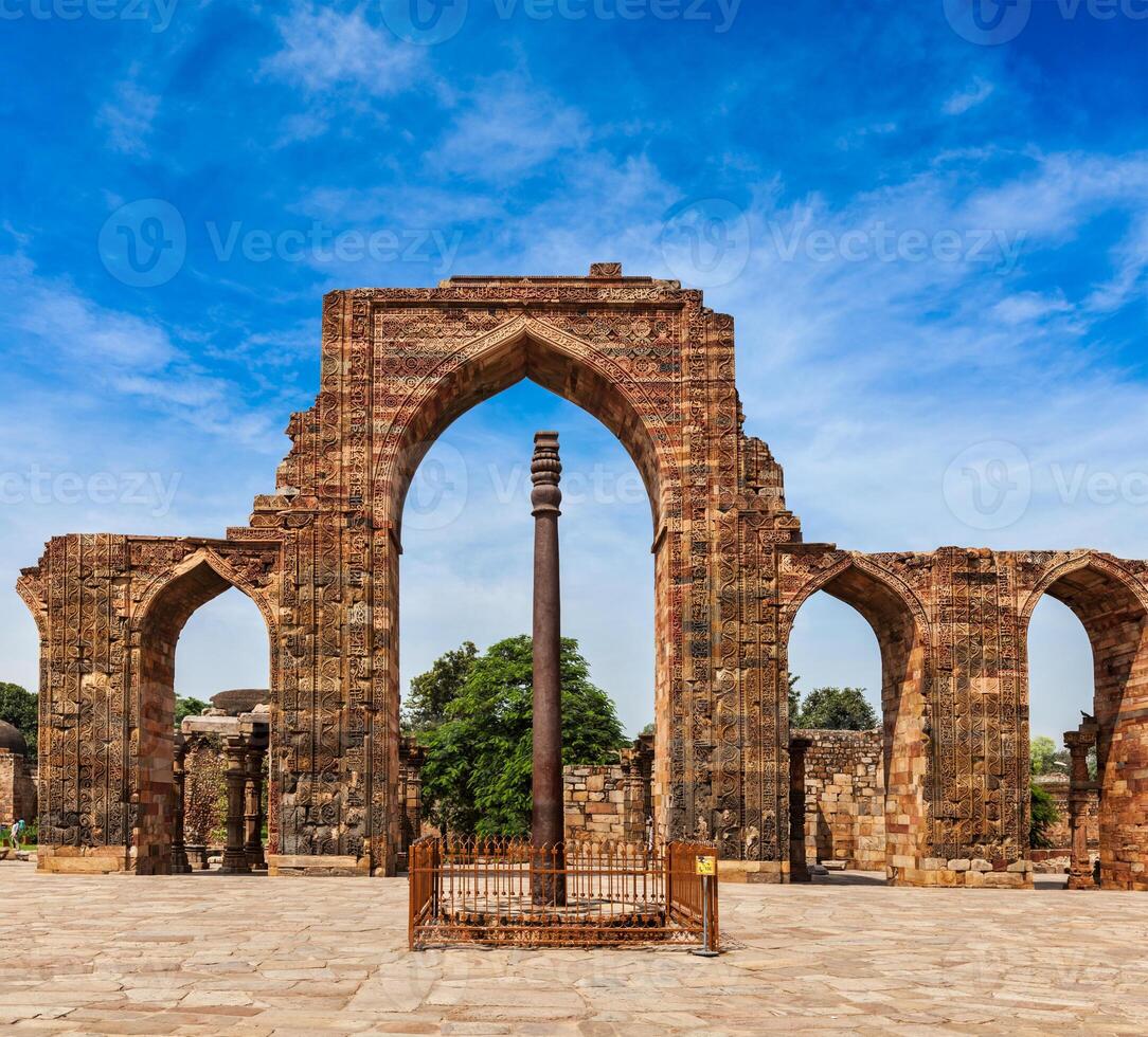 Iron pillar in Qutub complex photo